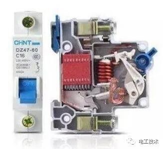 分析了配電箱的內部結構，誰能理解它？