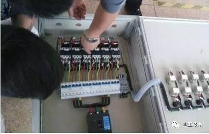 分析了配電箱的內部結構，誰能理解它？
